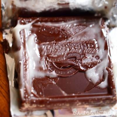 割れてフィリングが出たギラデリチョコのミントフレーバー