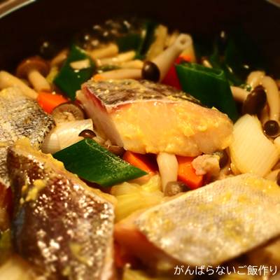 調理中の白菜と真だらの西京漬けの煮物