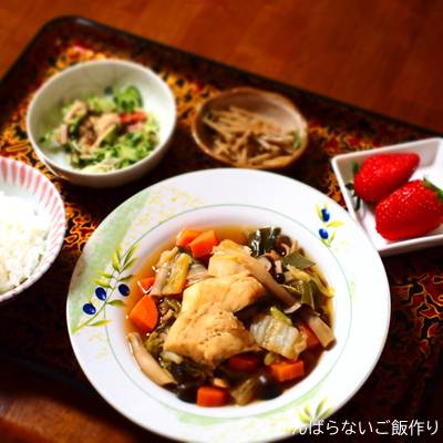 白菜と真だらの西京漬けの煮物を使った献立。白ご飯、キュウリとカニカマのサラダ、きんぴら、いちごの組み合わせ。