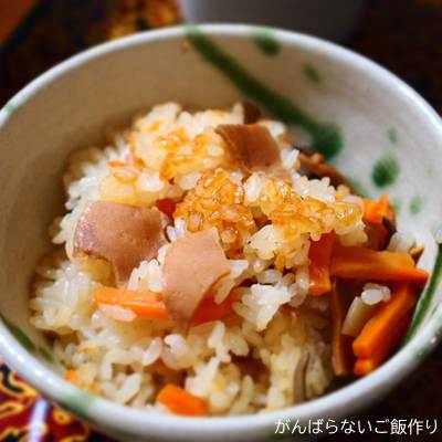 茶碗によそった「かいや あわび入釜めし」おこげが見えている。