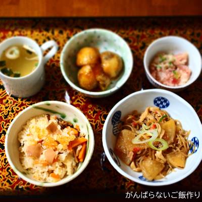 かいや あわび入釜めしを使った献立。お吸い物、まぐろみそたたき、大根・しらたき・カニカマの炒め煮、じゃが芋焼きの組み合わせ。