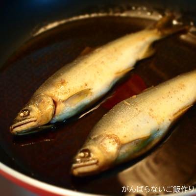 フライパンに煮汁を入れ、温め直している鮎の煮つけ。