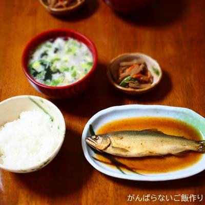 鮎の煮つけの献立。白ご飯、みそ汁、つきこんにゃく煮の組み合わせ。