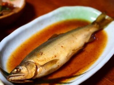 温め直して煮汁をかけた鮎の煮つけ