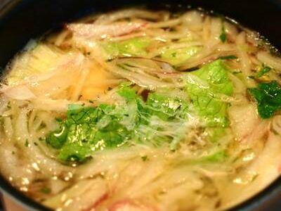 小鍋で煮ている玉ねぎミックスサラダと卵のスープ