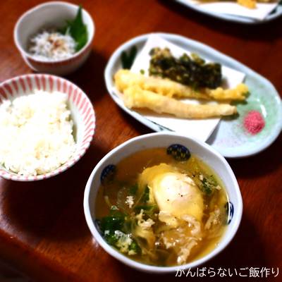 落とし卵入り玉ねぎミックスサラダのスープを使った献立。白ご飯、姫竹と菜の花の天ぷら、釜揚げしらすの組み合わせ。
