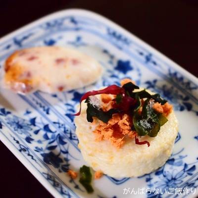 松かま「むう」に鮭フレークと海藻サラダをのせたオードブル風。奥は笹かまぼこ。