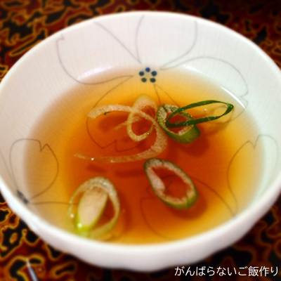 明石玉用のつゆ、ネギが浮かんでいる。