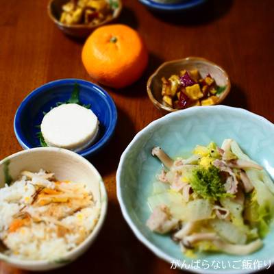 松かまの「むう」を利用した献立。金目鯛釜めし、白菜・豚肉・しめじの蒸し煮、大学いも、みかんの組み合わせ。