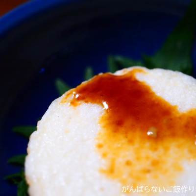 わさび醤油を垂らした松かま「むう」。下には大葉が敷かれている。