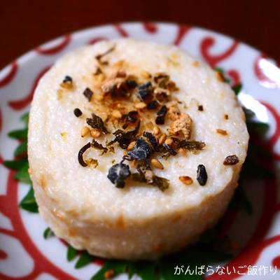 塩鰹茶漬けをトッピングした松かま「むう」。下には大葉が敷かれている。