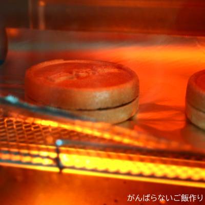 オーブントースターで温め中のシーラカンスモナカ
