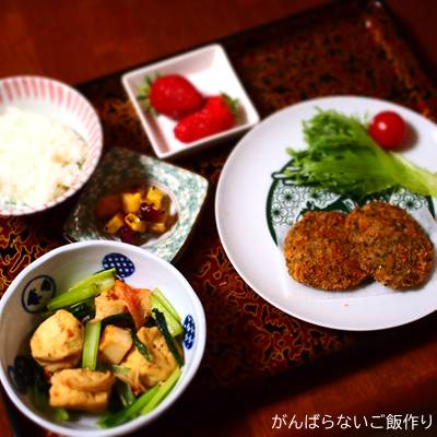 がんもと小松菜とカニカマの炒め物を使った献立。白ご飯、タコキャベツカツ、生野菜サラダ、大学いも、イチゴの組み合わせ。