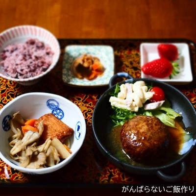 旨包ボリュームリッチハンバーグ 和風おろしを利用した献立。黒米入りご飯、生野菜とマカロニサラダ、うずら天入り大根・人参・舞茸の煮物、煮豆、いちごの組み合わせ。