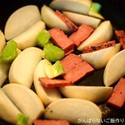 フライパンでソテー中のカブとペッパーボロニア