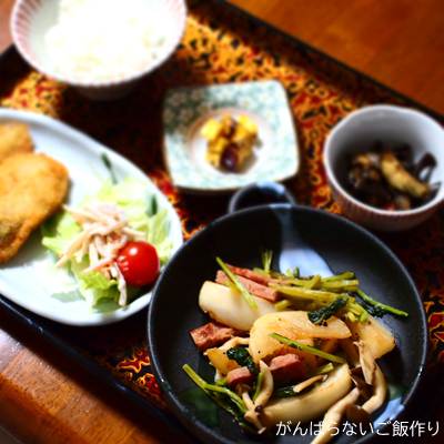カブとしめじとペッパーボロニアの炒め物を利用した献立。白ご飯、さわらフライ、生野菜とごぼうサラダ、ナスとハムの炒め物、大学いもの組み合わせ。