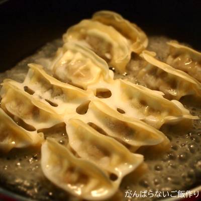 調理中の冷凍羽根つきスタミナ肉餃子。羽根の素が溶けかかっている。