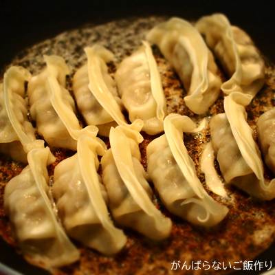 調理中の冷凍羽根つきスタミナ肉餃子。羽根が出来始めている。