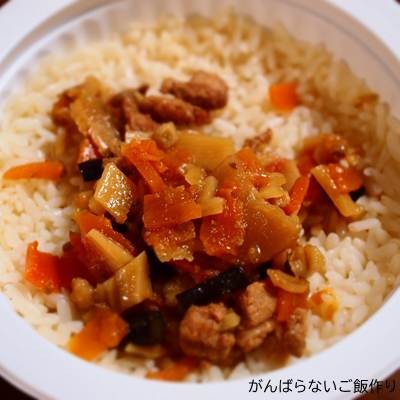 温め前のごはんに具材をのせた丸美屋 とり釜めし