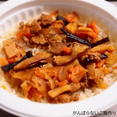 温めた直後の丸美屋 とり釜めし