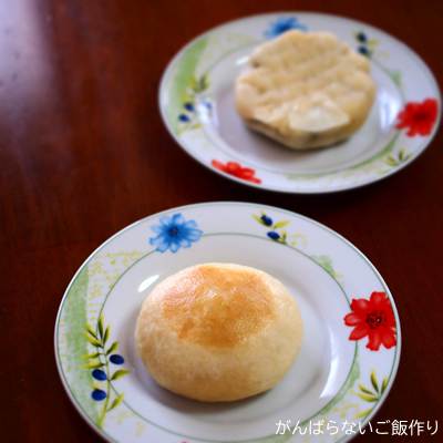 レンジ温め前のツルヤ冷蔵おやき。後方は逆さまになっている。