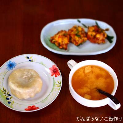 ツルヤのおやきを利用したランチ。みそ汁と野菜かき揚げの組み合わせ。