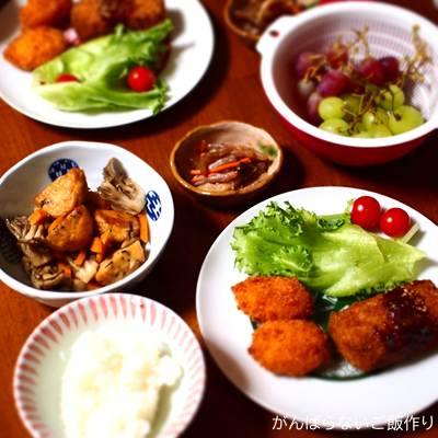 さつま揚げ・人参・舞茸の炒め煮を使った献立。白ご飯、メンチカツとクリームコロッケに生野菜サラダ、つきこんにゃく煮、ぶどうの組み合わせ。