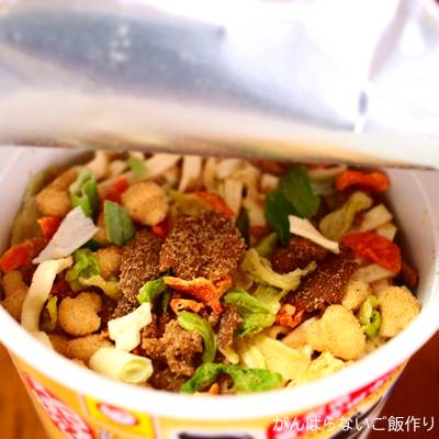 マルちゃん　吉田のうどんカップ麺の中身