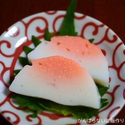 スライスした木村蒲鉾のめんたいまくら。小皿に大葉と一緒に盛り付けられている。
