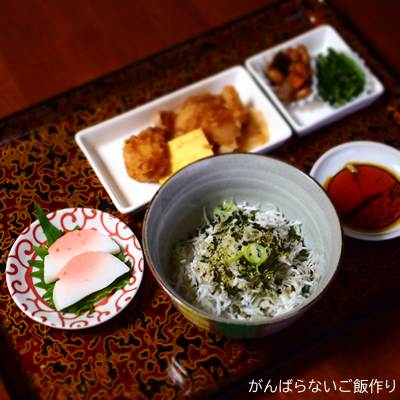 めんたいまくらを利用した献立。しらす丼とわさび醬油、スーパーのおかずセットの組み合わせ。