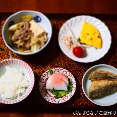 めんたいまくらを利用した献立。白ご飯、アジの竜田揚げ、すき焼き風煮物、オムレツとごぼうサラダの組み合わせ。