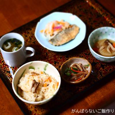 ヤマモリ きのこごはんを利用した献立。お吸い物、アジの南蛮漬け、根菜の煮物、つきこんにゃく煮の組み合わせ。