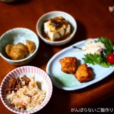 ヤマモリ きのこごはんを利用した献立。鶏むね肉の唐揚げにフリルレタスとカニ風味サラダ、ジャガイモ焼き、もずく豆腐の組み合わせ。