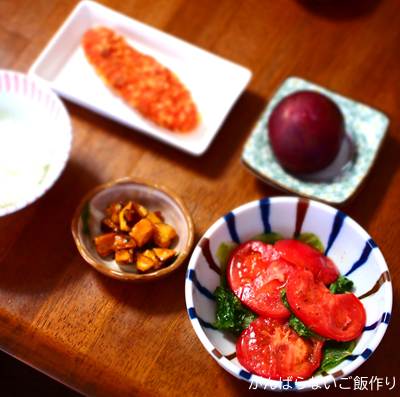 グリーンリーフとトマトのさっと蒸しを利用した献立。白ご飯、鶏のささみ揚げ、大学いも、プラムの組み合わせ。
