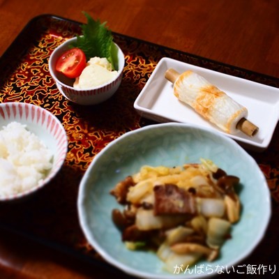 竹かまを利用した献立。白ご飯、煮豚と白菜の炒め煮、ポテトサラダの組み合わせ。