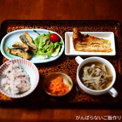 キッシュの献立。七穀ご飯、切干大根のスープ、サンマの竜田揚げ、人参のお浸しの組み合わせ。