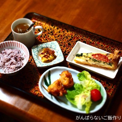 キッシュの献立。黒米入りご飯、たまねぎスープ、鶏の唐揚げ、生野菜サラダ、大学いもの組み合わせ。